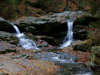 Zwei kleinere Wasserfälle unterhalb des Parkplatzes